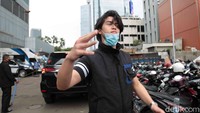 Ia pun seolah menari di depan awak media. Pool/Noel/detikFoto
