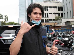 El Rumi dan Kenikmatan Jalani Hidup Tanpa embel-embel Artis di London