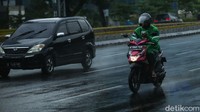 Dikutip dari Kompascom, Ketua Presidium Nasional Gabungan Aksi Roda Dua Indonesia (Garda Indonesia), Igun Wicaksono, memperkirakan pendapatan pengemudi ojek online selama masa pemberlakuan pembatasan kegiatan masyarakat (PPKM) menurun sebanyak 30-50 persen.  
