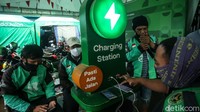 Sambil menunggu orderan masuk, para driver saling berkeluh kesah tentang orderan yang mulai sepi.  