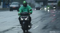 Pengendara ojek online melintas di jalan Sudirman, Jakarta, Selasa (12/1/2021). Pemberlakuan Pembatasan Kegiatan Masyarakat (PPKM) membuat orderan ojek online mulai sepi.  