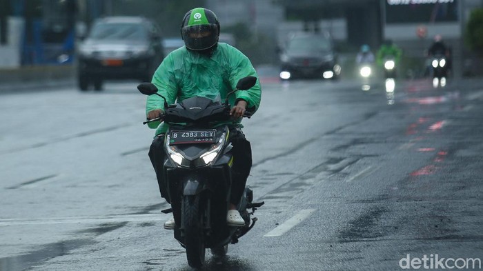 Gegara PPKM, Orderan Ojol Lesu Pengendara ojek online melintas di jalan Sudirman, Jakarta, Selasa (12/1/2021). Pemberlakuan Pembatasan Kegiatan Masyarakat (PPKM) membuat orderan ojek online mulai sepi.