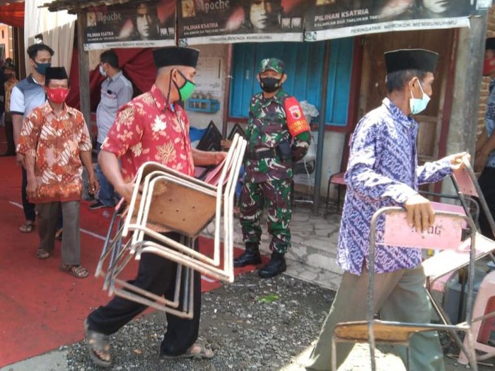 Satgas COVID-19 Kecamatan Pakel, Tulungagung membubarkan sebuah hajatan pernikahan. Sebab, acara tersebut digelar tanpa izin.