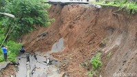 Bangunan yang terancam rusak karena amblesnya tanah di area tersebut di antaranya kantor balai pertanian, Makoramil Wadaslintang dan tiga unit rumah warga. Penghuni tiga rumah tersebut diminta untuk mengungsi.