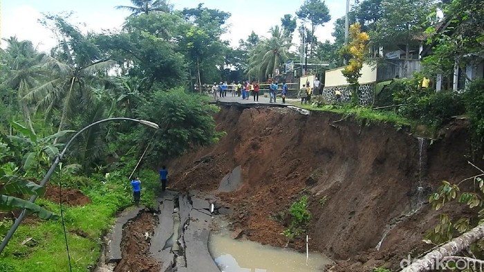 Jalur utama Wonosobo-Kebumen, Kabupaten Wonosobo, Jawa Tengah ambles hingga kedalaman 10 meter pagi tadi.