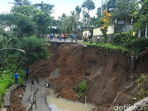 Jalur Utama Wonosobo-Kebumen Putus, Amblesnya Makin Dalam dan Lebar