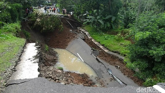 Hati-hati! Jalan Utama Wonosobo-Kebumen Ambles Jalur utama Wonosobo-Kebumen, Kabupaten Wonosobo, Jawa Tengah ambles hingga kedalaman 10 meter pagi tadi.
