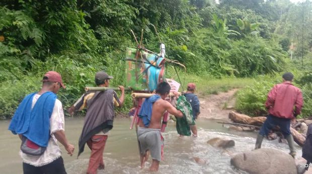 Ibu hamil di Polman, Sulbar harus ditandu 12 kilometer menuju puskesmas karena akses jalan yang buruk (dok. Istimewa).