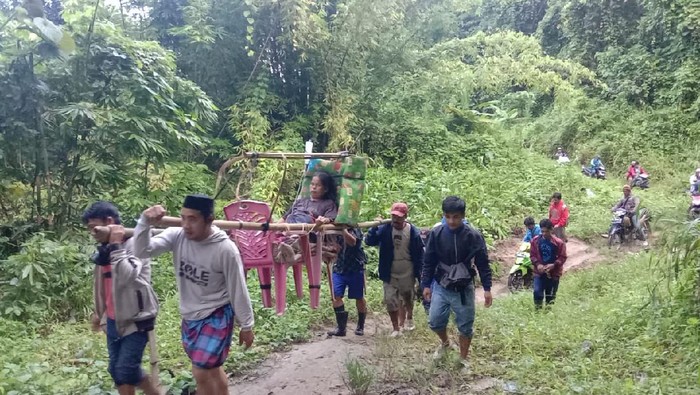 Ibu hamil di Polman, Sulbar harus ditandu 12 kilometer menuju puskesmas karena akses jalan yang buruk (dok. Istimewa).
