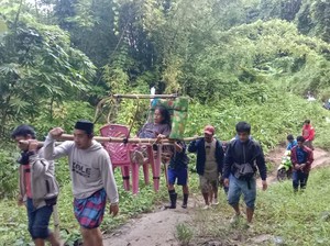 Akses Jalan Tak Memadai, Ibu Hamil di Polman Ditandu 12 Km ke Puskesmas