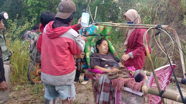 Ibu hamil di Polman, Sulbar harus ditandu 12 kilometer menuju puskesmas karena akses jalan yang buruk (dok. Istimewa).