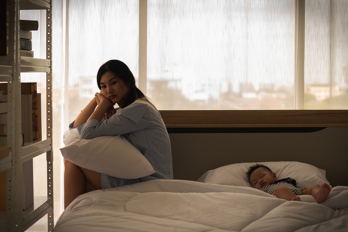 Ilustrasi bunuh diri Depressed mother after gave birth of new born baby with stress from emotional and problems