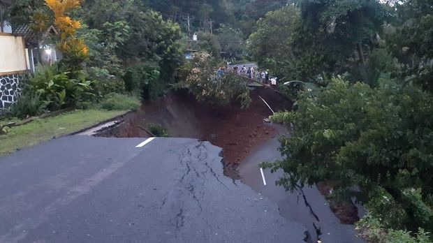 Jalan antarkabupaten di Wadaslintang, Wonosobo, ambles