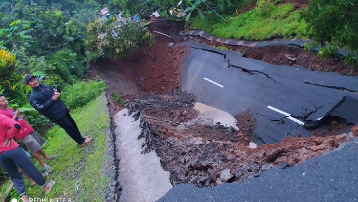 Jalan antarkabupaten di Wadaslintang, Wonosobo, ambles