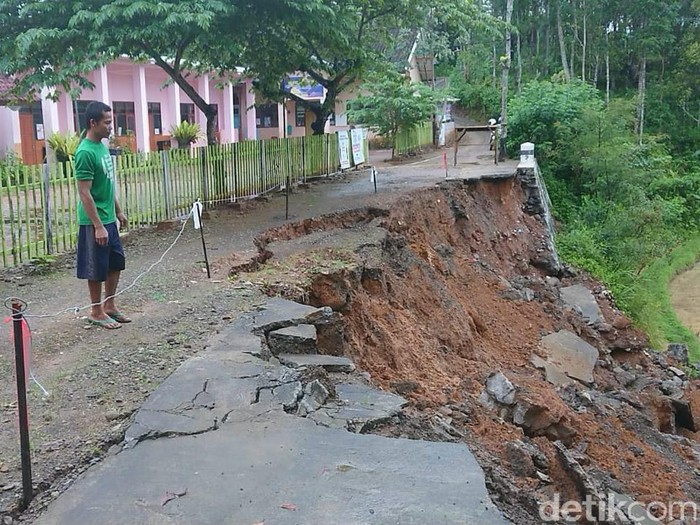 Plengsengan penahan jalan sepanjang 20 meter di Kecamatan Dongko, Trenggalek longsor. Akibatnya, separuh badan jalan amblas ke dasar jurang.
