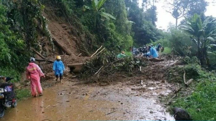 Jalan penghubung Polman dan Mamasa di Desa Kelapa Dua, Kecamatan Anreapi tak bisa dilintasi kendaraan akibat tertutup longsor (dok Istimewa)
