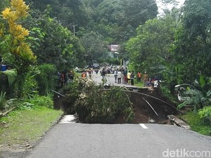 Jalan Utama Wonosobo-Kebumen Ambles, Perkantoran dan Rumah Warga Terancam