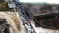 Saksi mata menceritakan saat jembatan tersebut terputus akibat salah satu pilar jembatan hanyut terbawa banjir bandang. 
