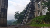 Gerusan air menyebabkan satu dari lima pilar jembatan ambruk. Badan jembatan dari rangka besi juga jatuh ke sungai.