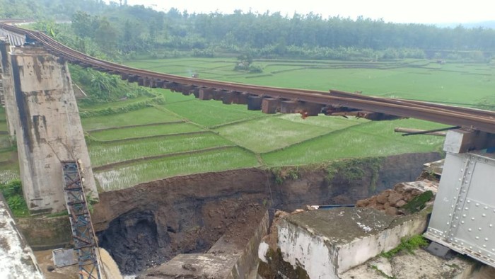 Jembatan KA putus di Brebes