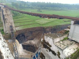 Jembatan KA di Brebes Putus, PT KAI Daop 6 Yogya Ubah Jadwal Perjalanan