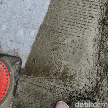 Jl KH Noer Iskandar, seberang Metropolitan Mall, Bekasi, dulu rusak, kini diperbaiki. (Syahidah Izzata/detikcom)