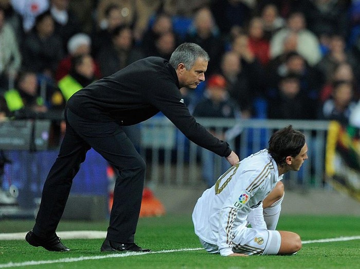 MADRID, SPAIN - MARCH 04:  Real Madrid head coach Jose Mourinho encourages Mesut Ozil during the La Liga match between Real Madrid and RCD Espanyol at Estadio Santiago Bernabeu on March 4, 2012 in Madrid, Spain.  (Photo by Denis Doyle/Getty Images)
