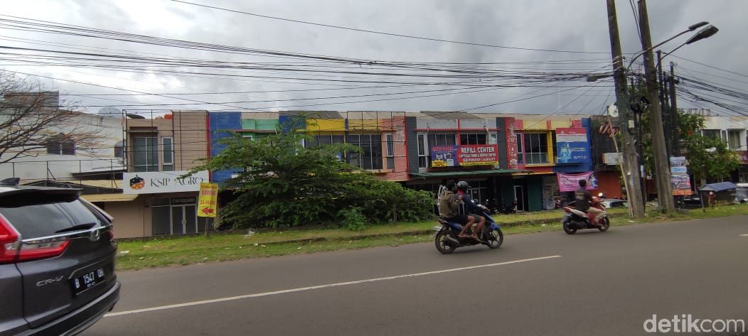 Kabel menjuntai di Jl Merpati Raya, Ciputat, Tangerang Selatan. (Taufieq Renaldi Arfiansyah/detikcom)
