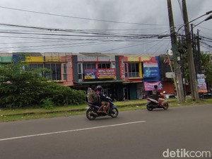 Kabel Menjuntai di Jl Merpati Raya Tangsel, Warga: Sangat Mengganggu