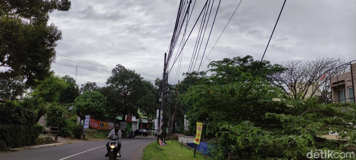 Kabel menjuntai di Jl Merpati Raya, Ciputat, Tangerang Selatan. (Taufieq Renaldi Arfiansyah/detikcom)