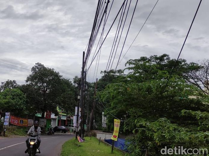 Kabel menjuntai di Jl Merpati Raya, Ciputat, Tangerang Selatan. (Taufieq Renaldi Arfiansyah/detikcom)