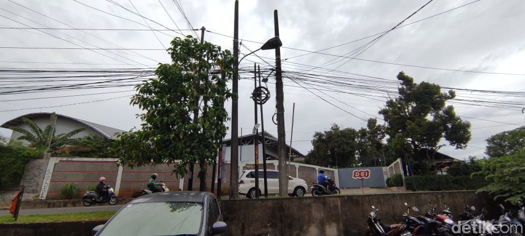 Kabel menjuntai di Jl Merpati Raya, Ciputat, Tangerang Selatan. (Taufieq Renaldi Arfiansyah/detikcom)