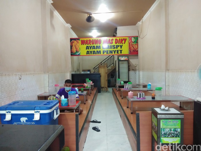 Kafe, warkop, hingga rumah makan di Makassar yang terdampak pembatasan jam malam di Makassar.