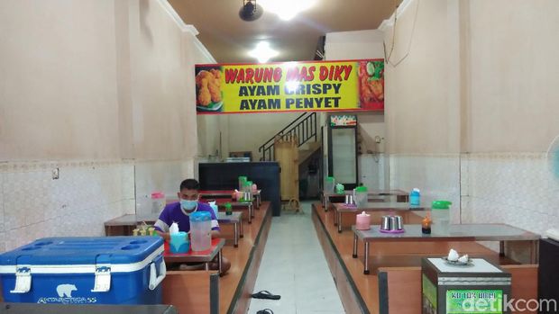 Kafe, warkop, hingga rumah makan di Makassar yang terdampak pembatasan jam malam di Makassar.