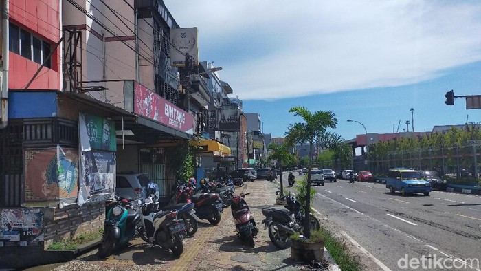 Kafe, warkop, hingga rumah makan di Makassar yang terdampak pembatasan jam malam di Makassar.