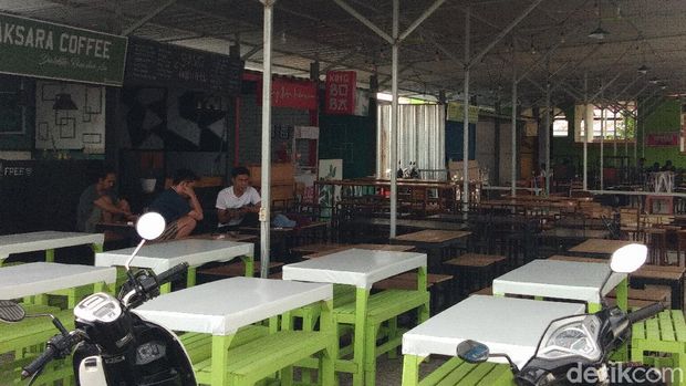 Kafe, warkop, hingga rumah makan di Makassar yang terdampak pembatasan jam malam di Makassar.