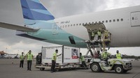 Bahan baku vaksin COVID-19 ini disimpan di dalam envirotainer. Tujuannya, menjaga sistem rantai dingin (cold chain system) dalam proses distribusi.  