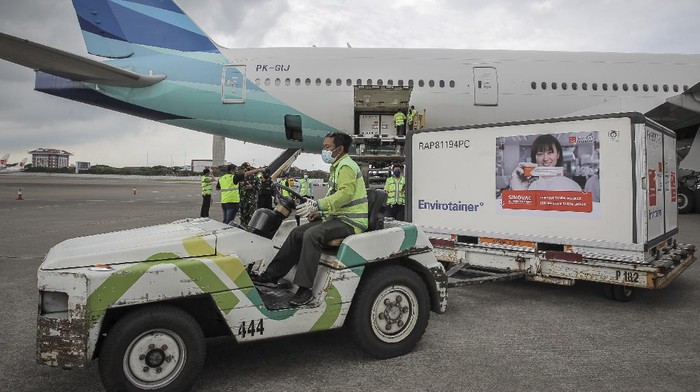 Petugas menurunkan kontainer berisi vaksin COVID-19 saat tiba di Bandara Soekarno-Hatta, Tangerang, Banten, Selasa (12/1/2021). Sebanyak 15 juta dosis vaksin COVID-19 buatan perusahaan farmasi Sinovac, China, tiba di tanah air untuk selanjutnya akan diproses oleh Bio Farma selaku BUMN produsen vaksin. ANTARA FOTO/Dhemas Reviyanto/rwa.