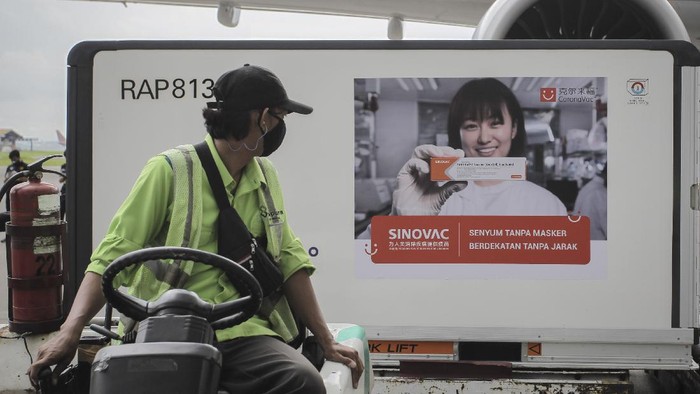 Petugas menurunkan kontainer berisi vaksin COVID-19 saat tiba di Bandara Soekarno-Hatta, Tangerang, Banten, Selasa (12/1/2021). Sebanyak 15 juta dosis vaksin COVID-19 buatan perusahaan farmasi Sinovac, China, tiba di tanah air untuk selanjutnya akan diproses oleh Bio Farma selaku BUMN produsen vaksin. ANTARA FOTO/Dhemas Reviyanto/rwa.