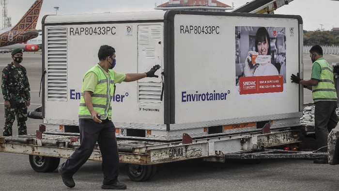 Petugas menurunkan kontainer berisi vaksin COVID-19 saat tiba di Bandara Soekarno-Hatta, Tangerang, Banten, Selasa (12/1/2021). Sebanyak 15 juta dosis vaksin COVID-19 buatan perusahaan farmasi Sinovac, China, tiba di tanah air untuk selanjutnya akan diproses oleh Bio Farma selaku BUMN produsen vaksin. ANTARA FOTO/Dhemas Reviyanto/rwa.