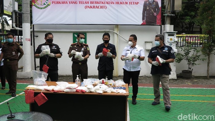 Kejari Tanjung Perak Surabaya memusnahkan 8 kg sabu, 110 pil ekstasi, 4 ribu pil dobel l serta barang bukti lainnya. Barang bukti itu dikumpulkan dari 104 perkara yang telah berkekuatan hukum tetap.