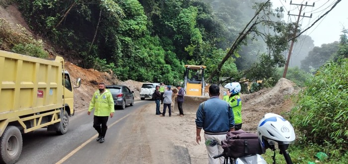 Kondisi jalan lintas Berastagi-Medan yang sempat tertutup longsor (dok. Istimewa)