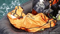 Komandan KRI Tenggiri Mayor Laut Toni Hermawan di dermaga JICT 2, Tanjung Priok, Jakarta Utara, Selasa (12/1/2021) mengatakan, enam kantong itu terdiri atas 4 kantong berisi body part, 1 kantong pakaian, dan 1 kantong serpihan bodi pesawat.