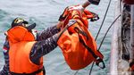 KRI Tenggiri Evakuasi 6 Kantong Bagian Tubuh
