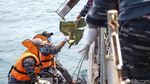 KRI Tenggiri Evakuasi 6 Kantong Bagian Tubuh