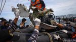 KRI Tenggiri Evakuasi 6 Kantong Bagian Tubuh
