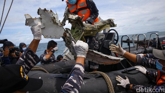 KRI Tenggiri membawa total enam kantong dari KRI Rigel yang berada di titik evakuasi pesawat Sriwijaya Air SJ182.