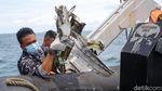 KRI Tenggiri Evakuasi 6 Kantong Bagian Tubuh