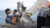 Sepihan pesawat juga terus diangkut petugas.