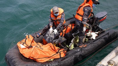 KRI Tenggiri Evakuasi 6 Kantong Bagian Tubuh